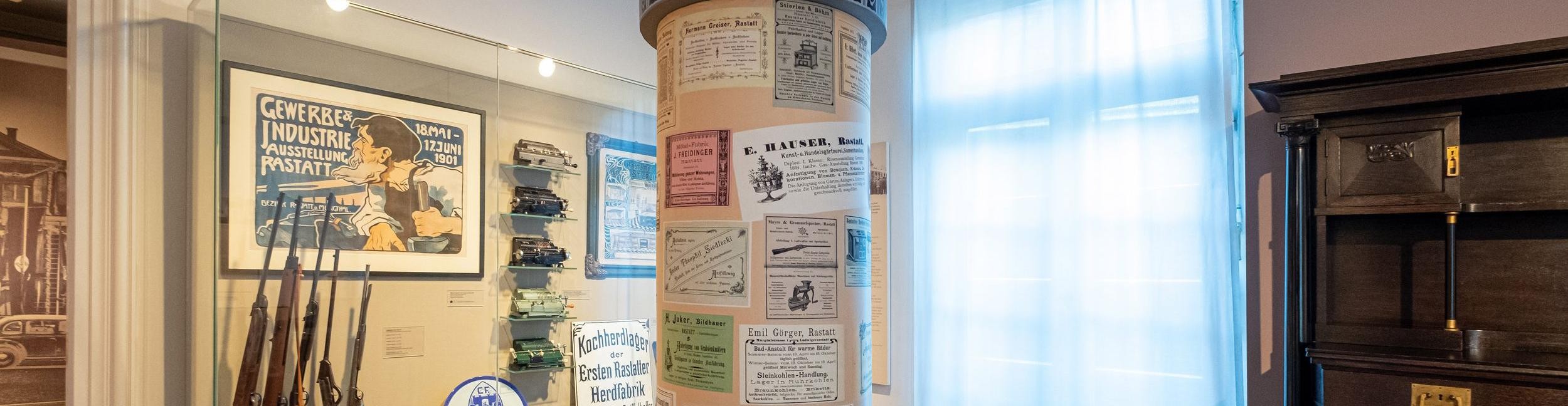 Aktuelle Veranstaltungen des Stadtmuseums im Überblick, Foto: Oliver Hurst. Blick ins Stadtmuseum mit Werbeanzeigen und Waffen