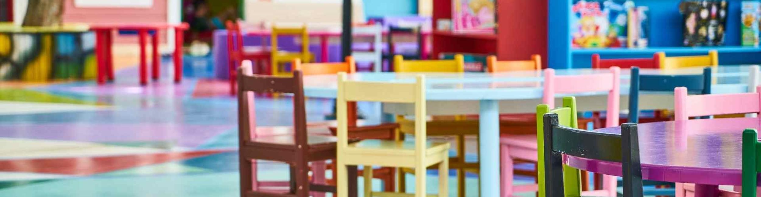 Tische und Stühle der Kinder im Kindergarten