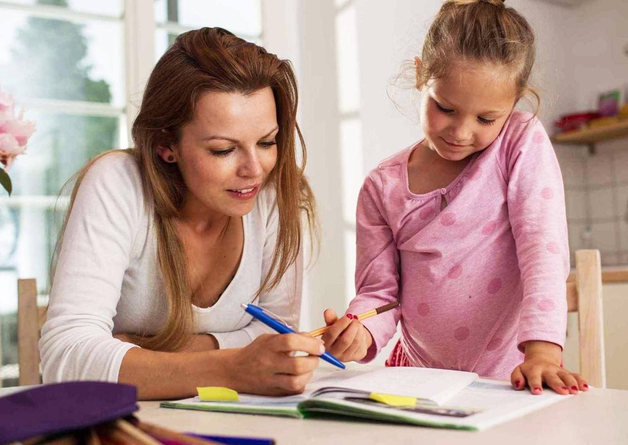 Kind mit Mutter bei den Hausaufgaben