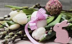 Tulpen und Osterhase als Dekoration