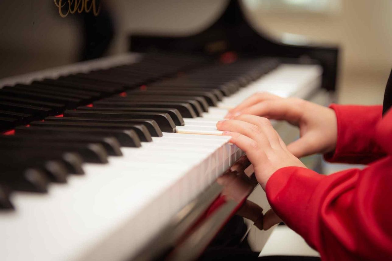 Enfant jouant du piano