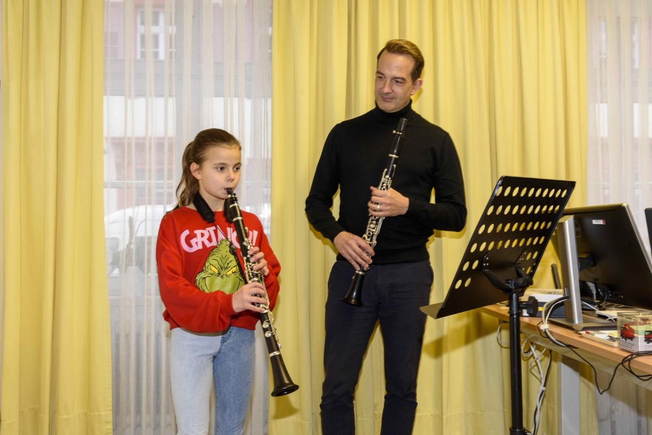 Cours de clarinette avec un professeur et une fille