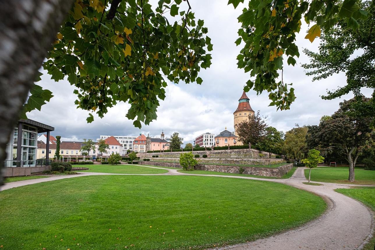 Grünanlage Murgpark mit Blick auf die Pagodenburg
