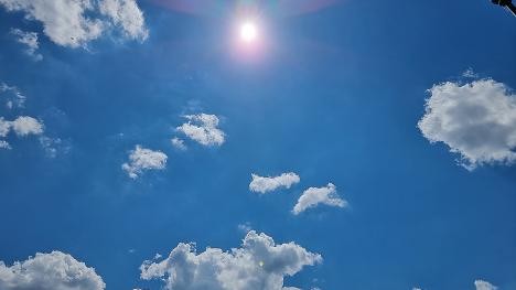 Ciel bleu avec soleil et nuages