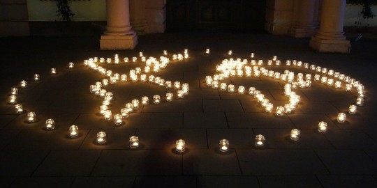 Erde aus Teelichtern geformt bei der Aktion "Earth Hour" vor dem Historischen Rathaus