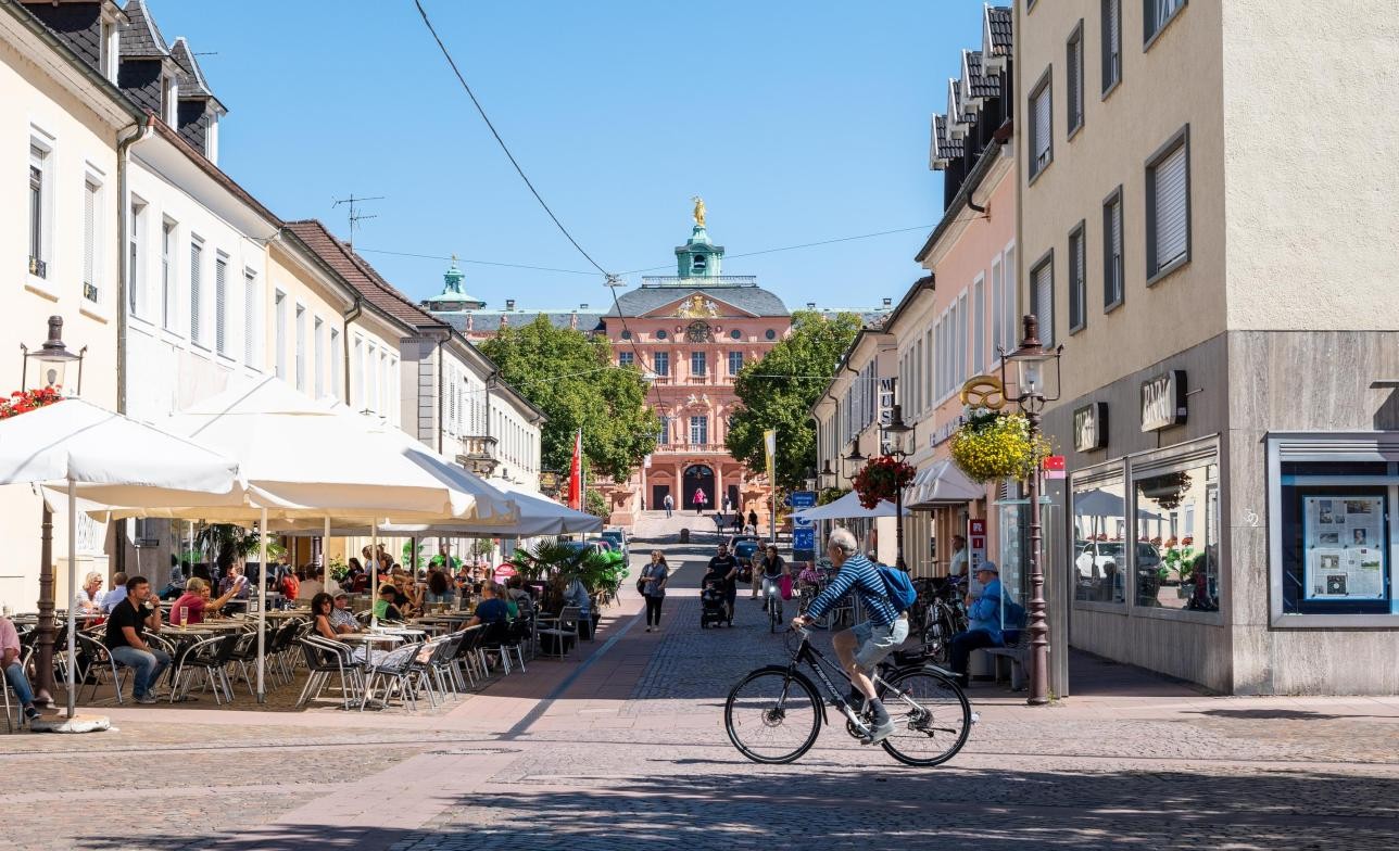 La rue du château de Rastatt avec vue sur le château