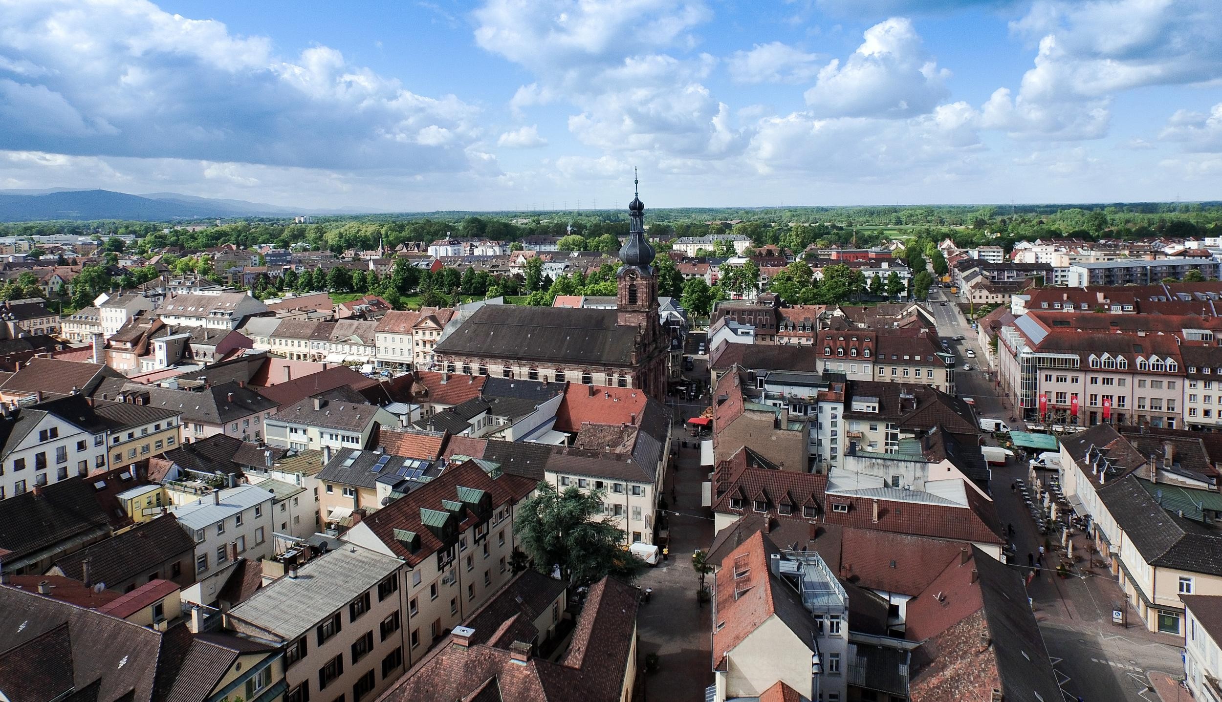 Luftaufnahme Innenstadt Rastatt mit Häusern und Kirche St. Alexander