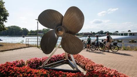 Rhine bank in Plittersdorf. Propeller in the foreground with people on the bank.