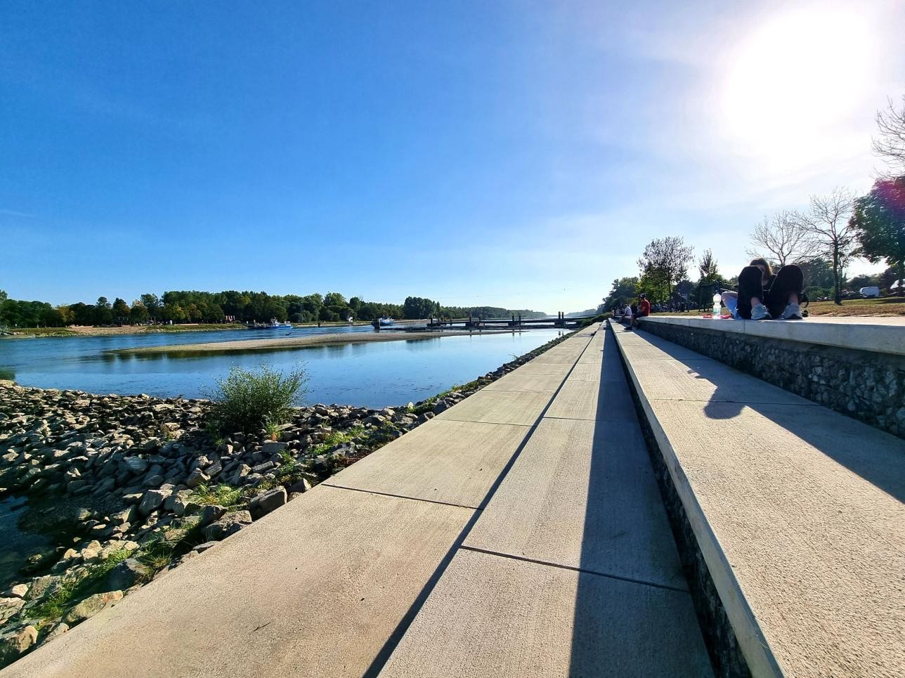 Bancs sur les berges côté français du Rhin