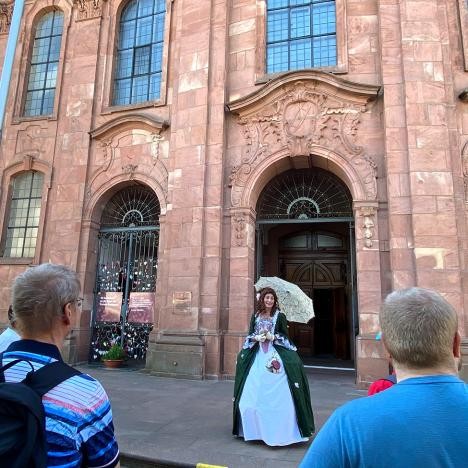 Dame de compagnie devant l'église municipale de St. Alexander à Rastatt