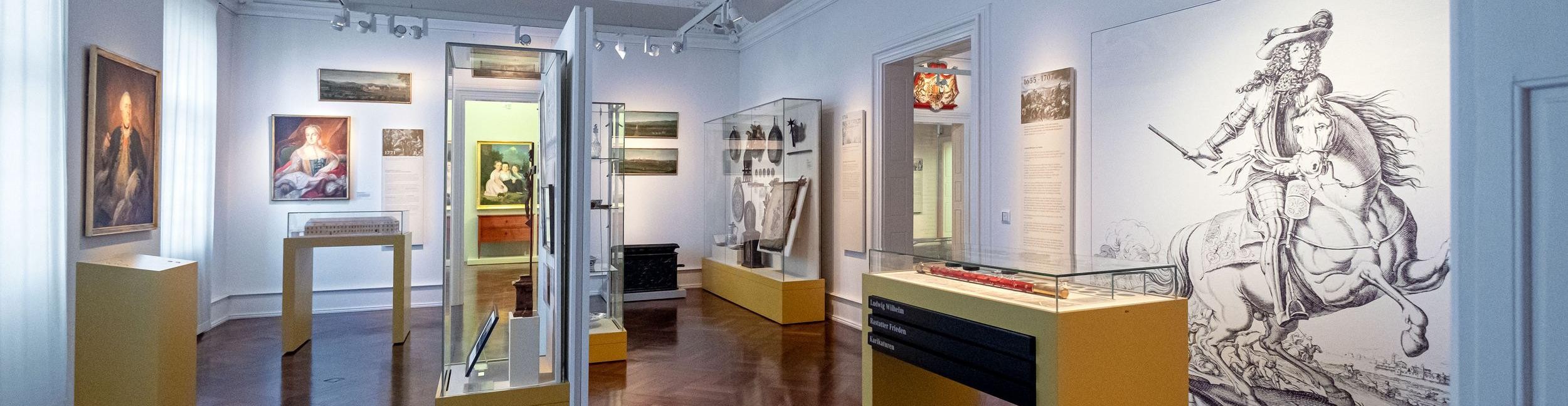 Une salle du musée municipal de Rastatt avec des peintures et des vitrines, photo : Oliver Hurst.