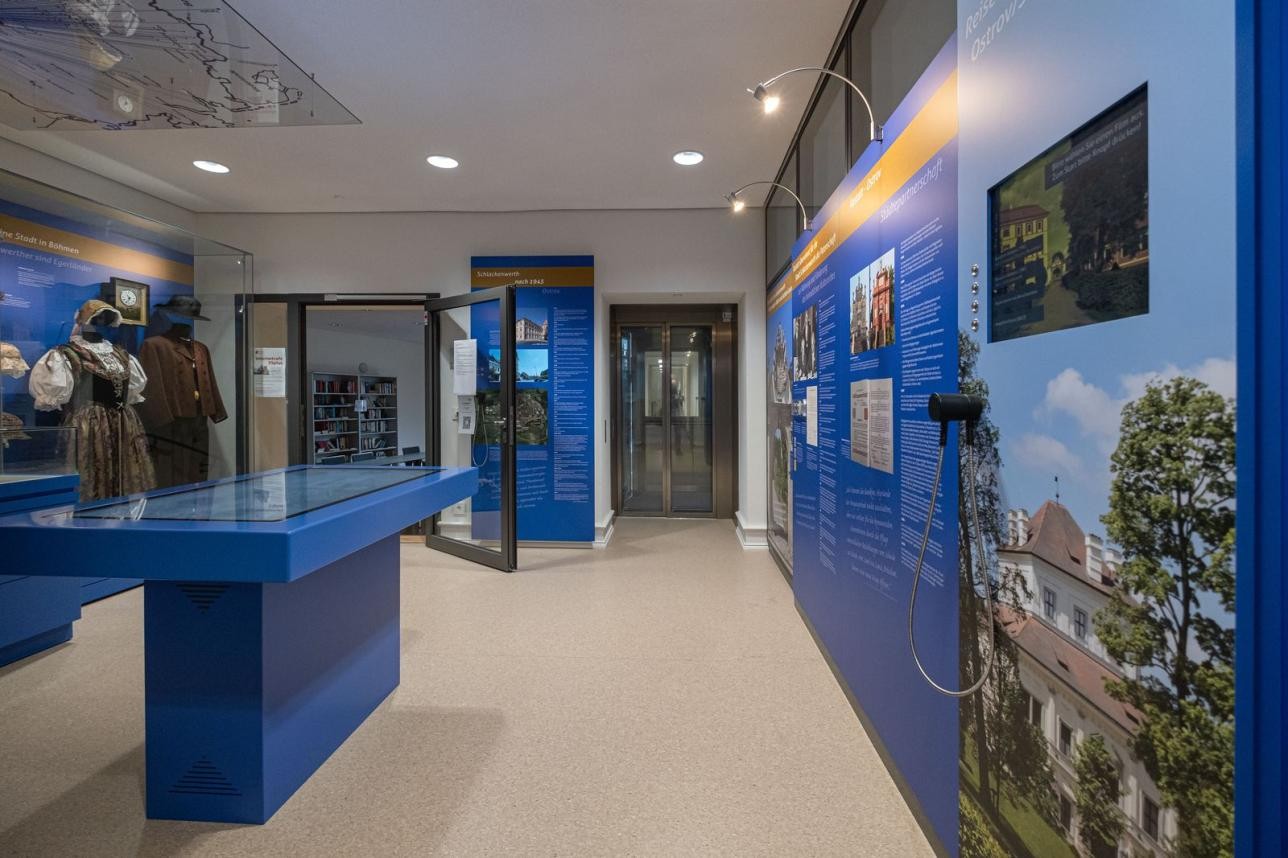 Welche Verbindung gibt es zwischen Rastatt und Ostrov? Mehr darüber kann man im Schlackenwerth-Zimmer im Rossi-Haus erfahren. Foto: Oliver Hurst. Tisch und Ausstellungsstücke zu Schlackenwerth im Rossi-Haus.