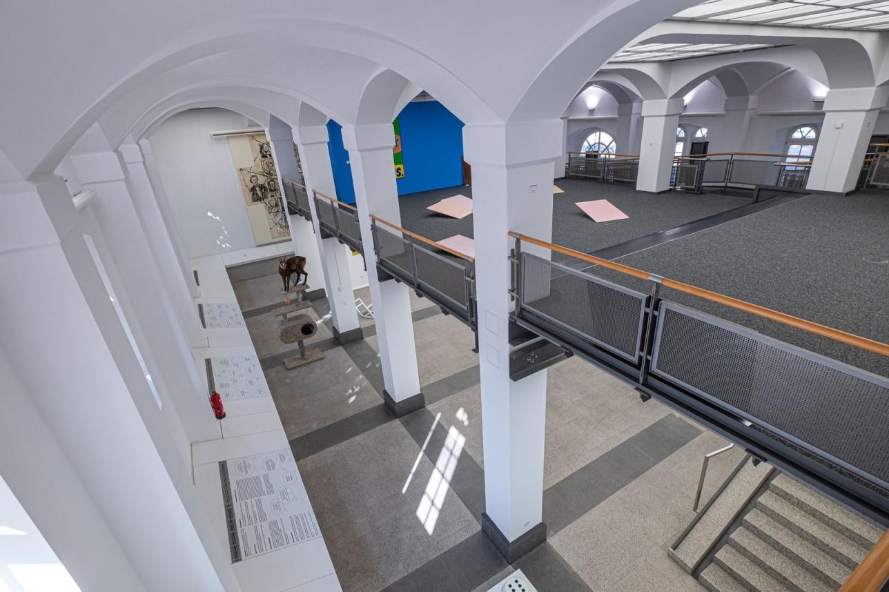 La Städtische Galerie Fruchthalle vue de l'intérieur, photographiée dans l'espace.