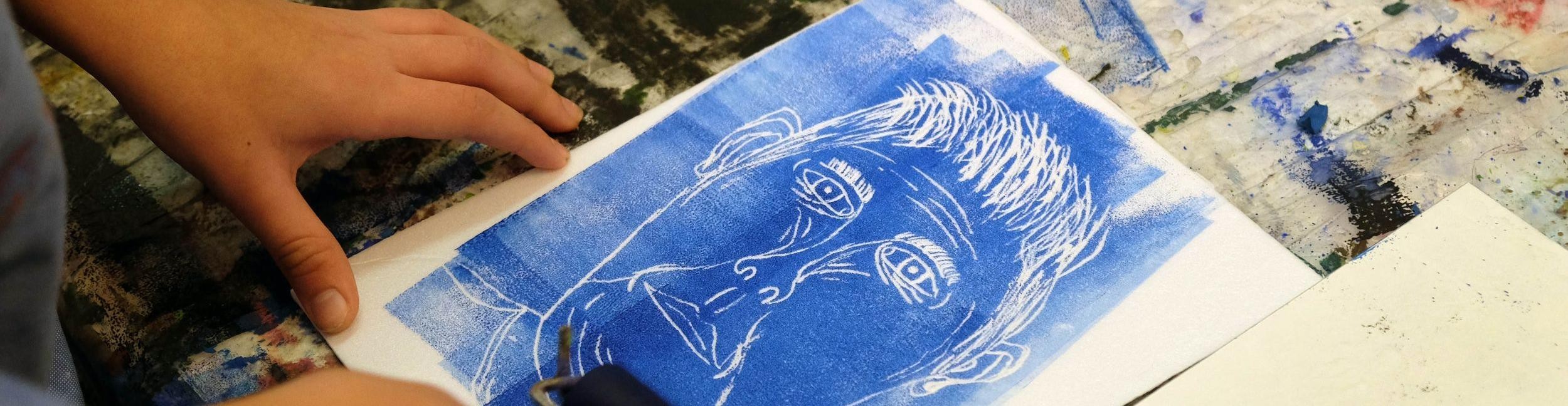 Die Kunstvermittlung ist fester Bestandteil des Profils der Städtischen Galerie Fruchthalle Rastatt, Foto: Eric Schütt. Ein Kind malt ein Bild.