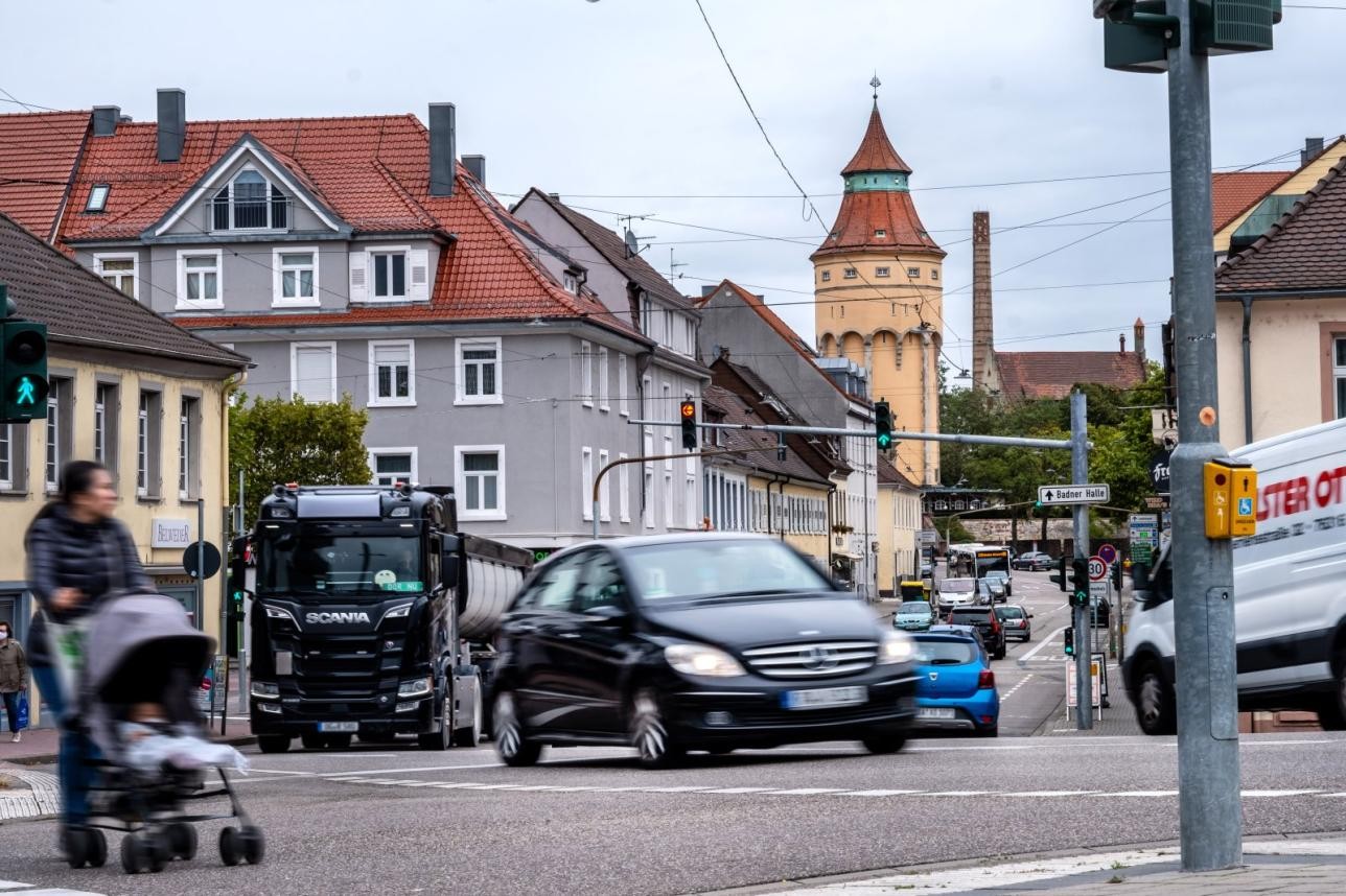 Autos und LKWs und Fußgänger auf der Straße