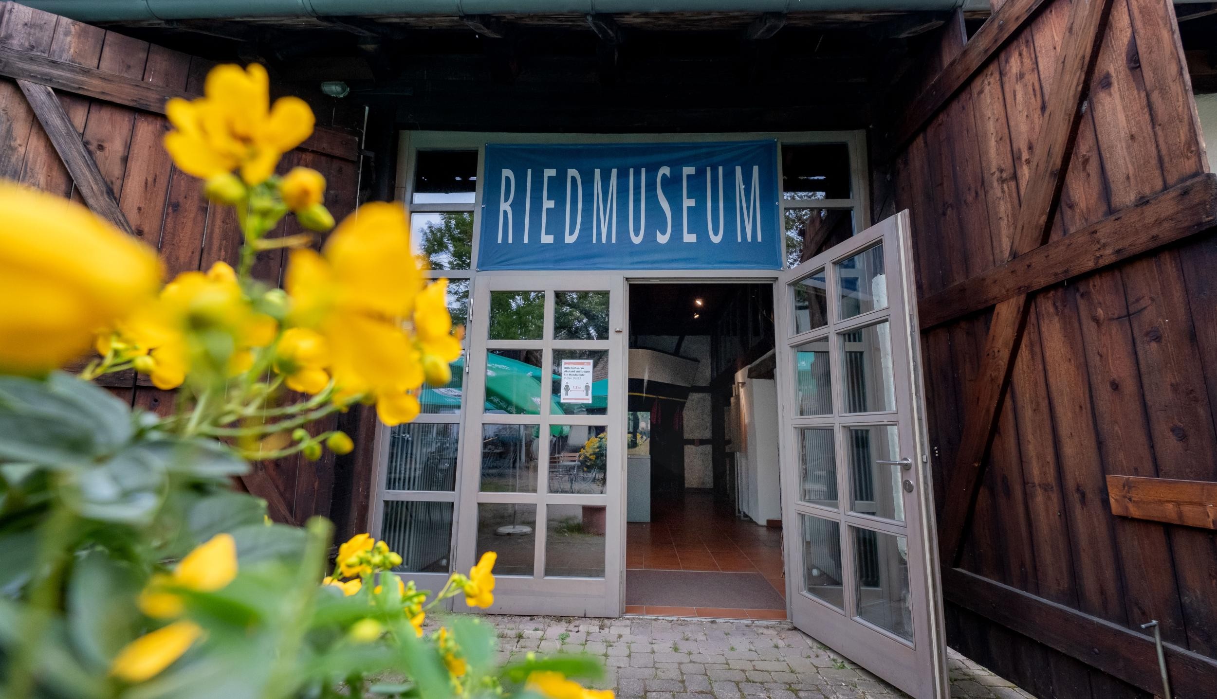 Geöffnete Eingangstür zum Riedmuseum Rastatt