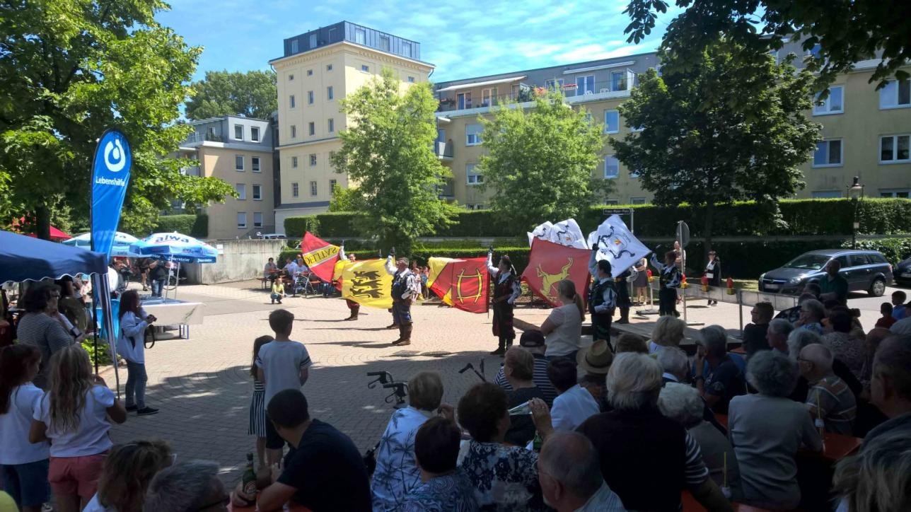 Groupe de personnes lors d'un spectacle pour l'ouverture du centre de quartier