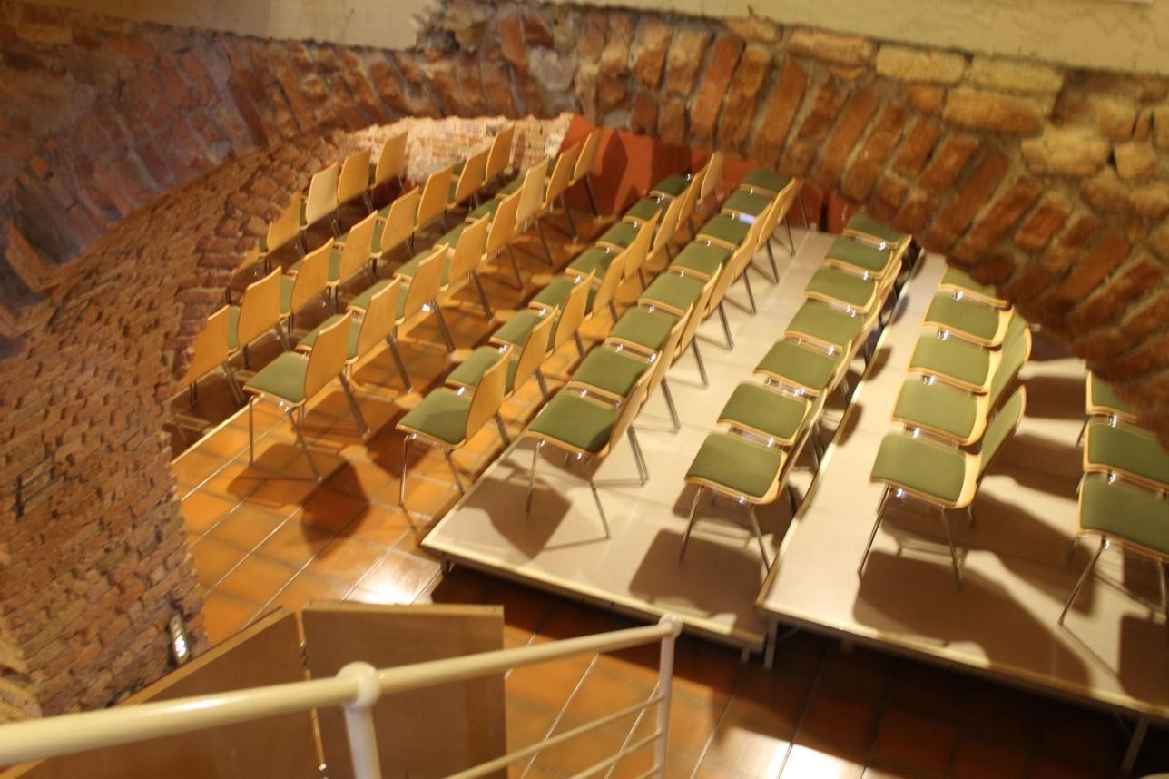 Treppengeländer und Stuhlreihen im Kellertheater Rastatt.
