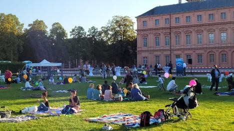 Des gens pique-niquent dans le parc du château de Rastatt