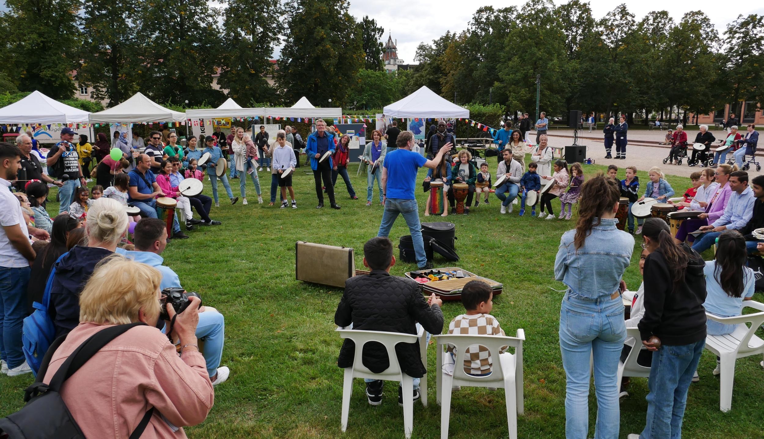 Menschen im Schlossgarten Rastatt bei der Auftaktveranstaltung zur Interkulturellen Woche 202