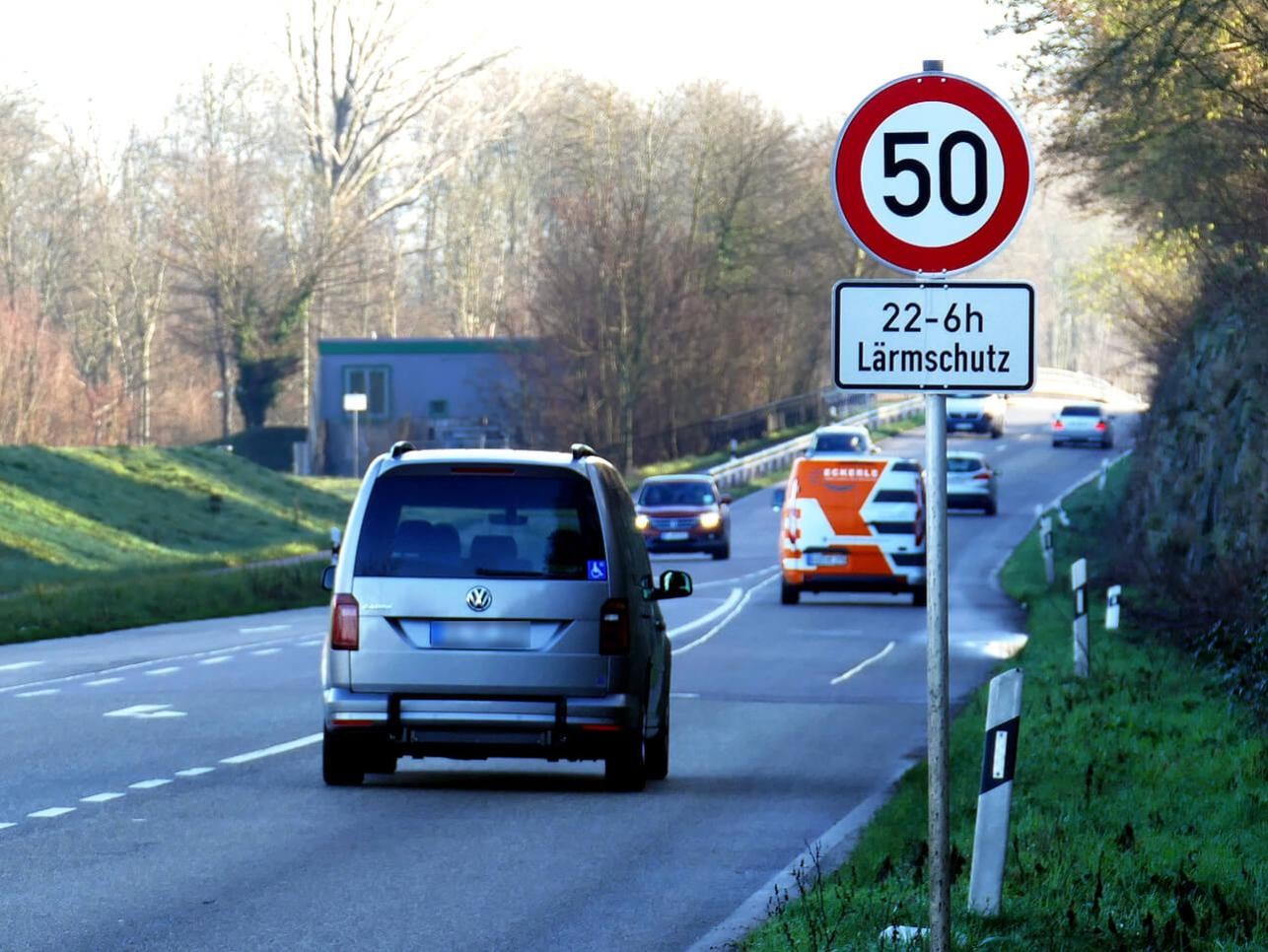 Rue à Rastatt avec voitures, limitation de vitesse à 50 km/h et panneau antibruit