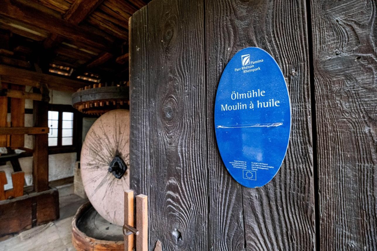 Vue sur le moulin à huile du musée Ried de Rastatt à travers une porte ouverte.