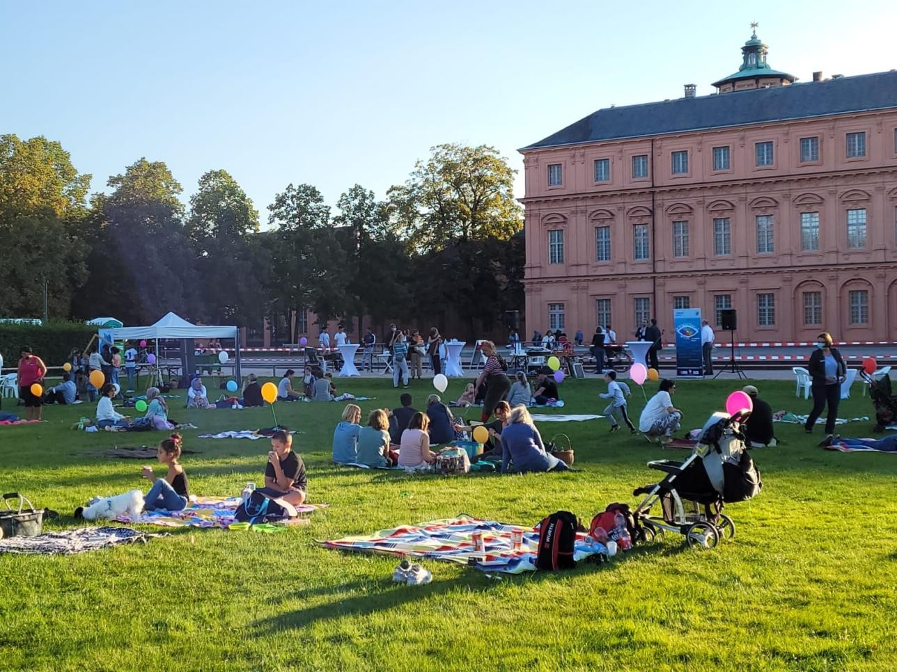 People on the meadow in the castle park during the Intercultural Weeks