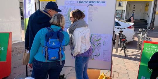 4_Landesgartenschau Lounge  Rastatt-Kristin Burgert erklärt Gelände_Foto Stadt Rastatt_Isabelle Joyon_2019