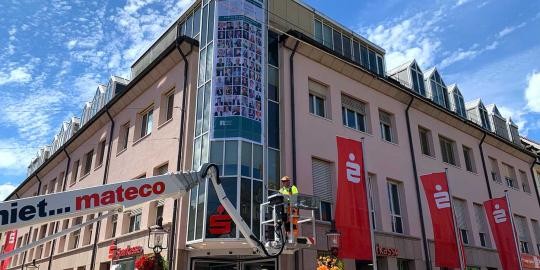 LGS Banner wird aufgehängt_Foto Stadt Rastatt_Isabelle Joyon_2020.