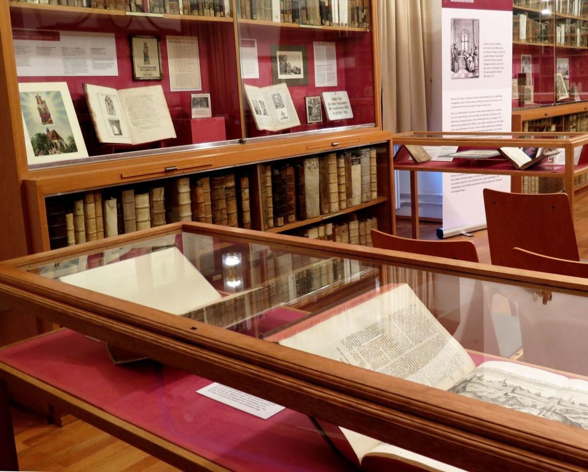 View into the library hall of the Rastatt Historical Library. 