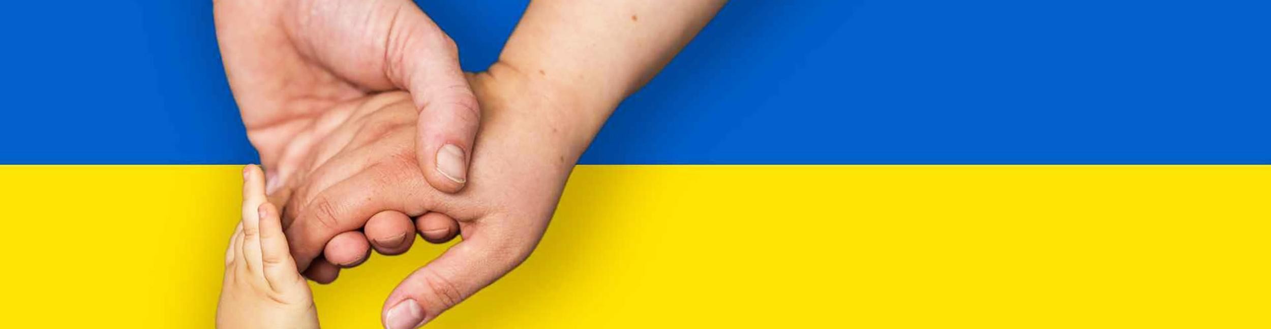 Zusammenhalt mit ukrainischer Flagge im Hintergrund