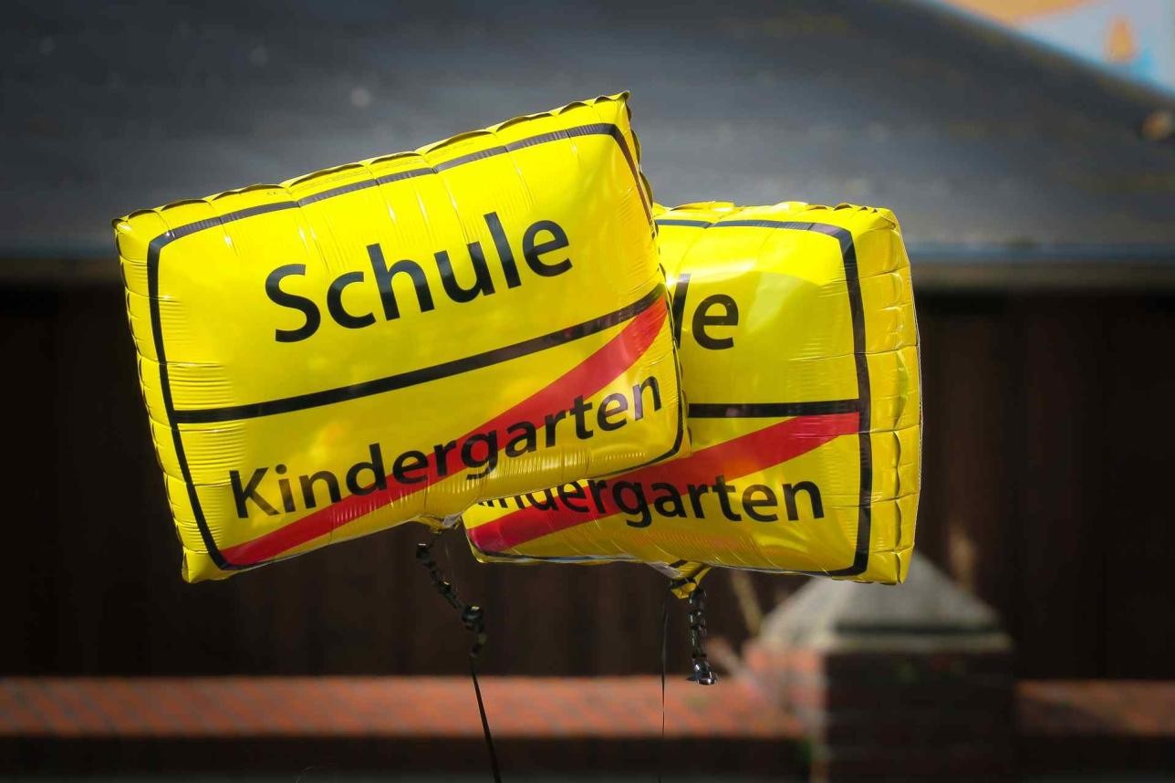 Luftballon mit Schulbeginn-Beschriftung