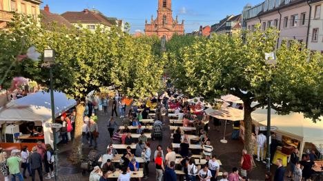 Vue de l'hôtel de ville sur la place du marché lors de la fête de la ville.