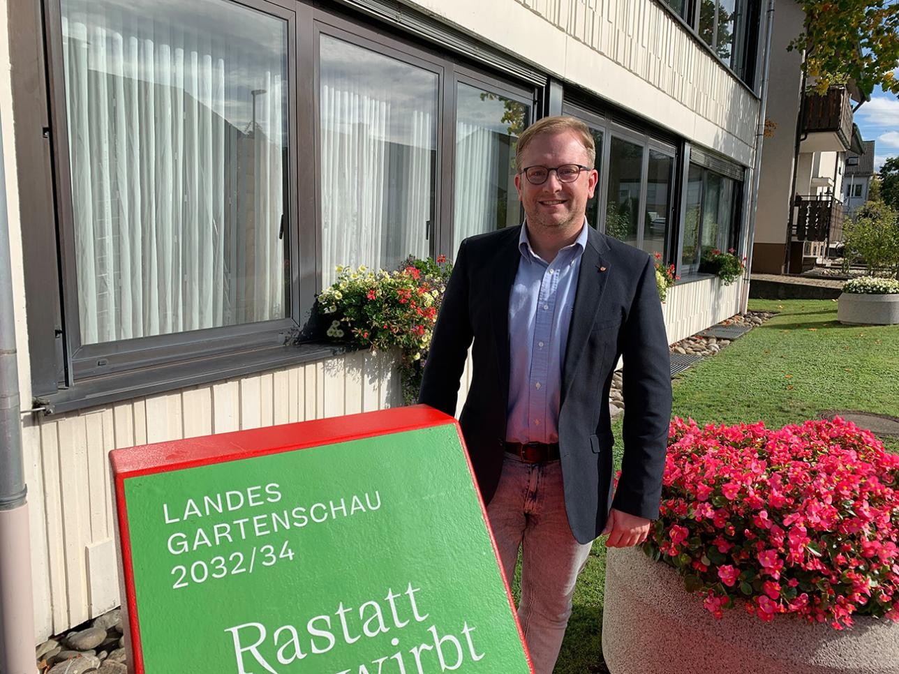 Ortsvorsteher Thorsten Ackermann steht vor dem Rathaus in Rauental an der Landesgartenschau-Liege