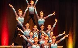 Turnerinnen machen eine Pyramide