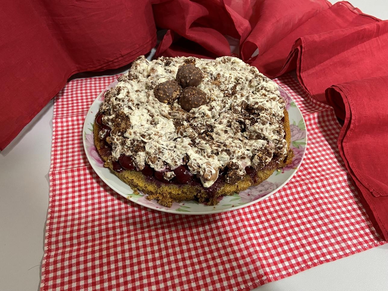 Ferrero Rocher Kirschtorte auf einem Tisch