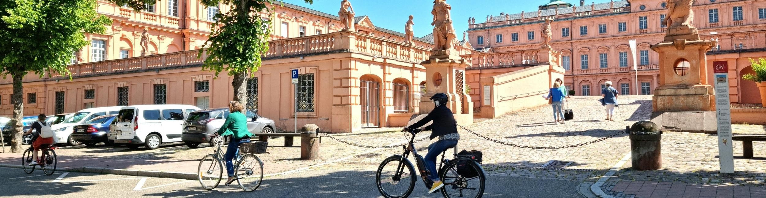 Fahrradfahrer vor dem Schloss Rastatt in der Herrenstraße