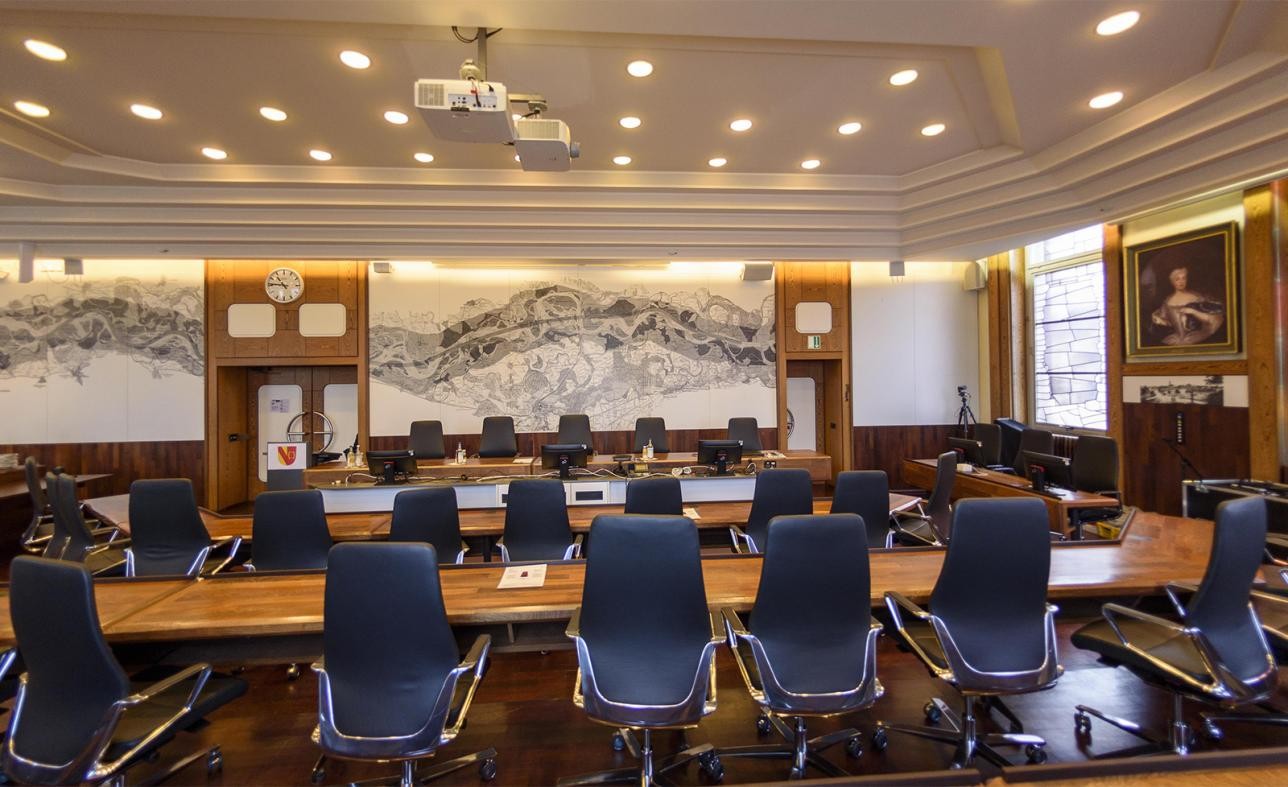 Salle du conseil vide à l'hôtel de ville historique