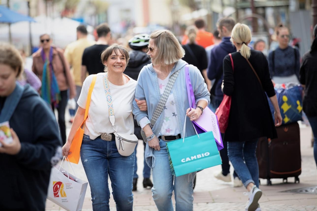 Deux femmes faisant leurs courses dans la Poststraße à Rastatt