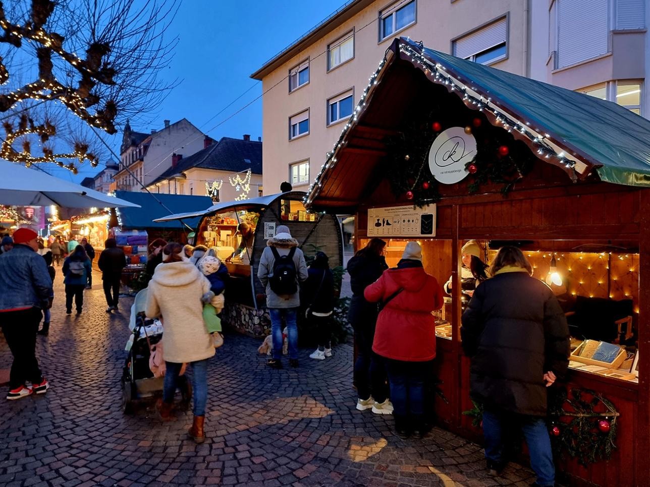 Flammkuchenstand und Kunsthandwerk