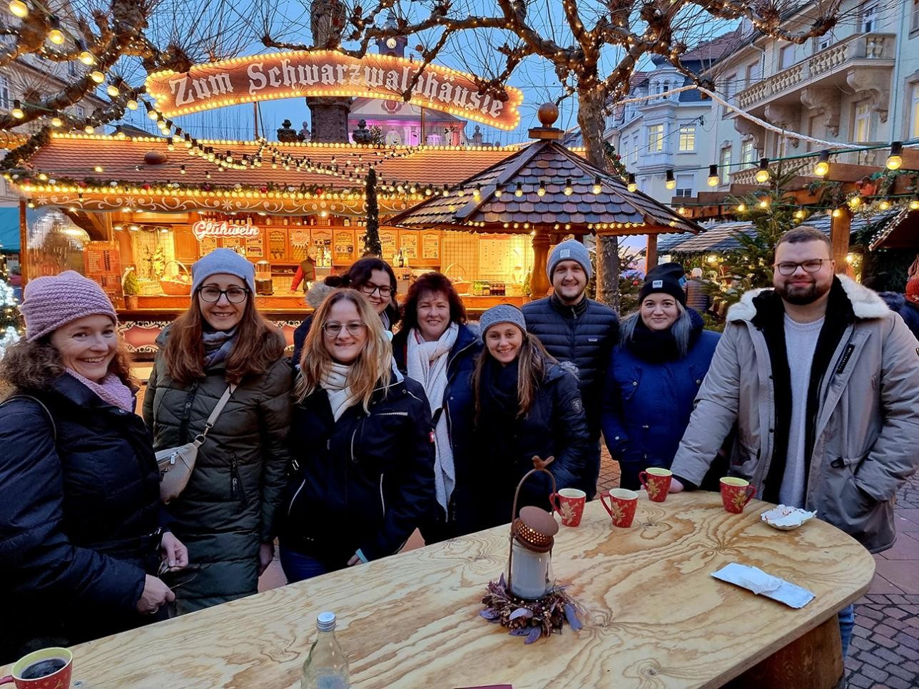 Gruppen von Besuchern an einem Stand