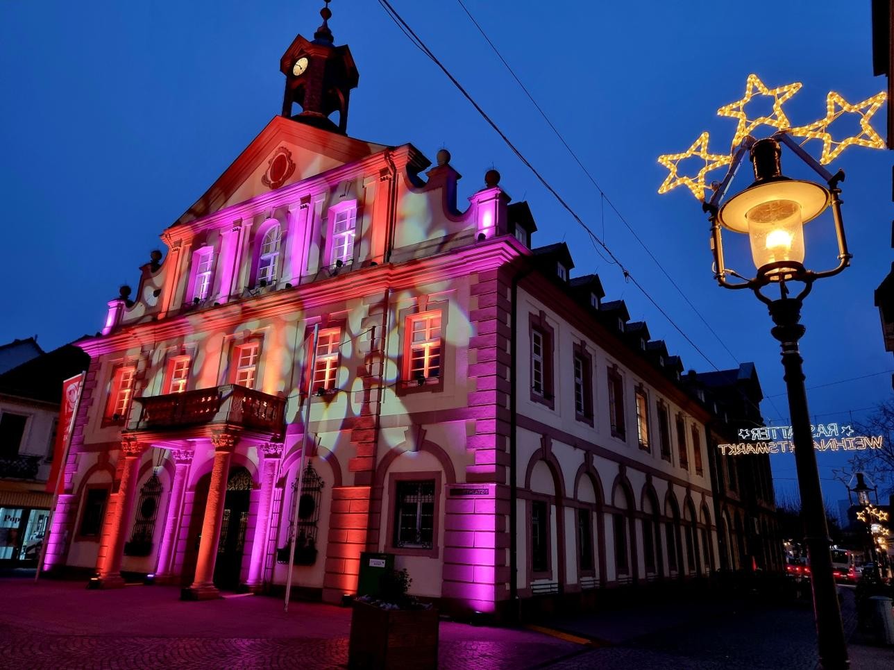 Historisches Rathaus beleuchtet