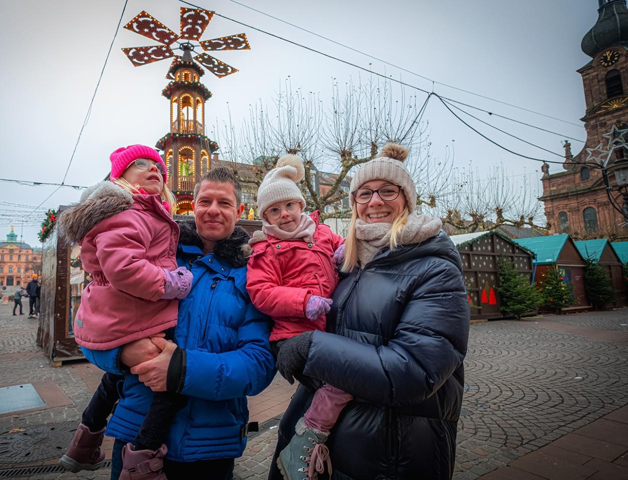 Famille sur le marché de Noël