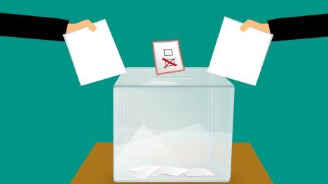 Wahlurne mit Wahlzetteln