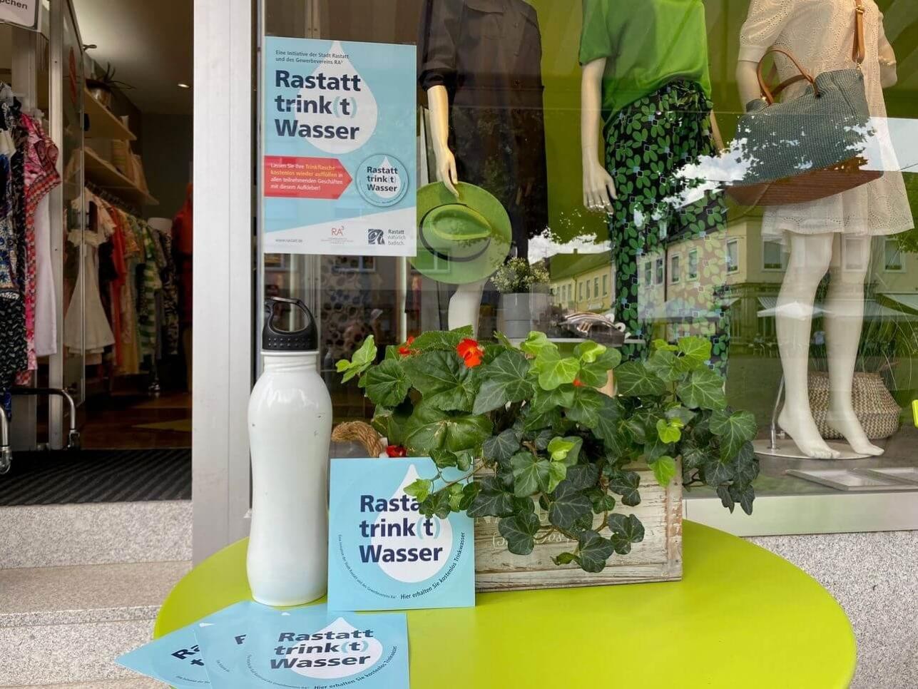 Plakat Rastatt trinkt Wasser im Schaufenster