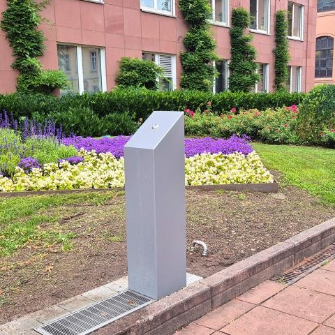 Erfrischung am Trinkbrunnen in der Herrenstraße. Foto: Stadt Rastatt/Claudia Pickert-Schneider Trinkbrunnen vor dem Rathaus Herrenstraße
