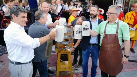 OB Pütsch und Gäste stoßen auf dem Stadtfest mit Bier an