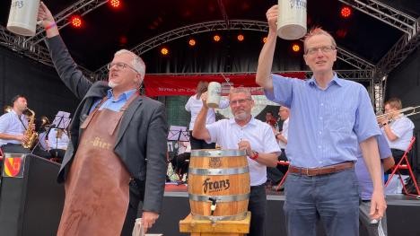 Mayor Pütsch and guests toast with beer at the city festival