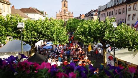Blick vom Rathausbalkon auf dem Marktplatz beim Stadtfest