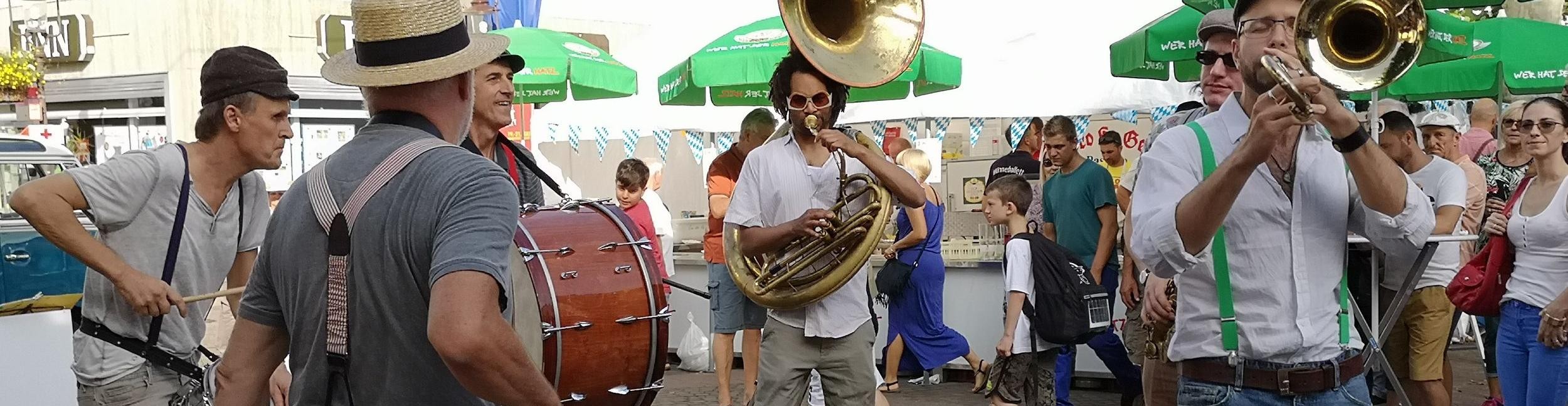 Musiker spielen auf dem Marktplatz beim Stadtfest 